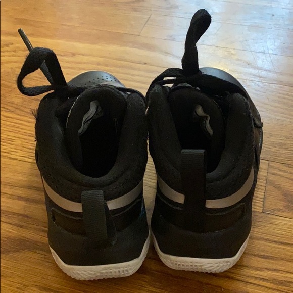 Nike Team Hustle tie and Velcro sneakers - Picture 2 of 6